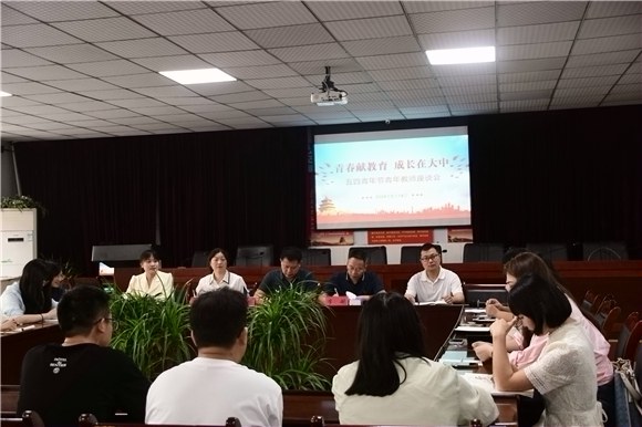 合川大石中学举行青年教师座谈会