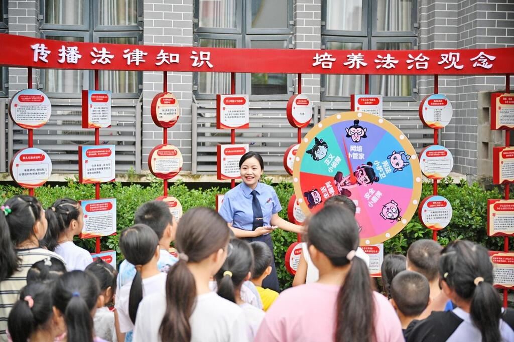 让法治阳光照亮孩子成长之路