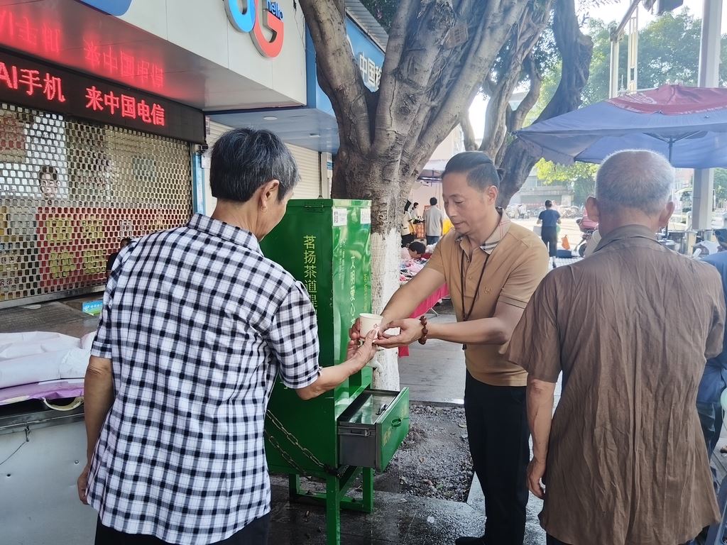 爱心茶桶换新味 合川红茶解暑热