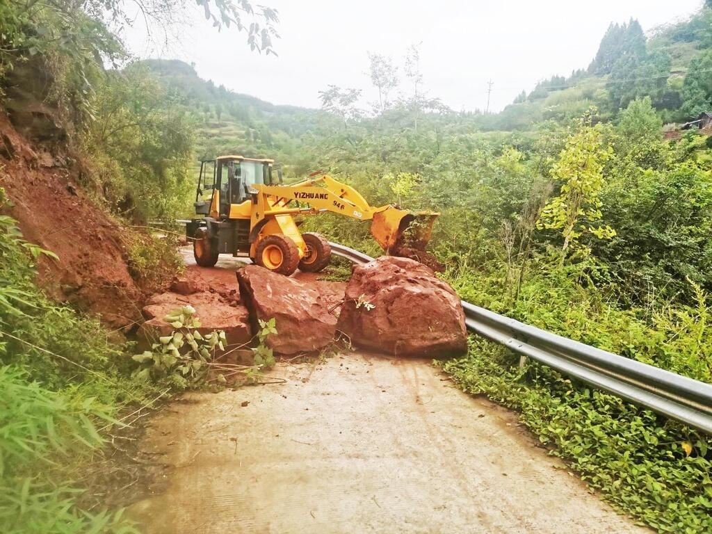 龙凤镇普场村驻村工作队与村“两委” 保障道路畅通与群众安全