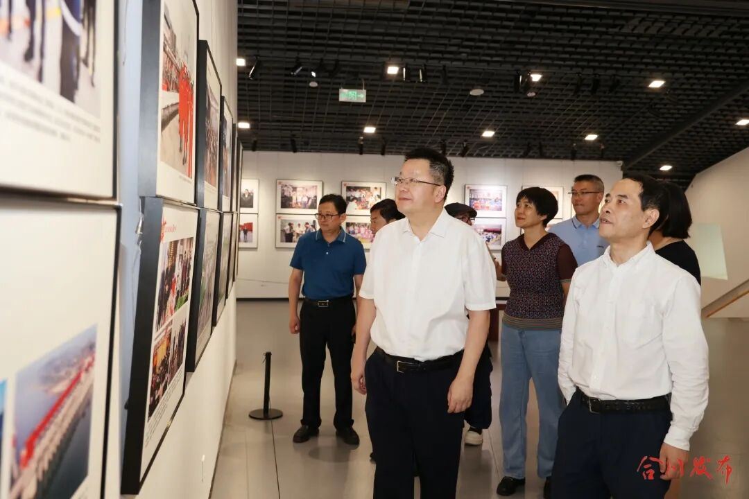 姜雪松参观合川政协成立七十周年历程展