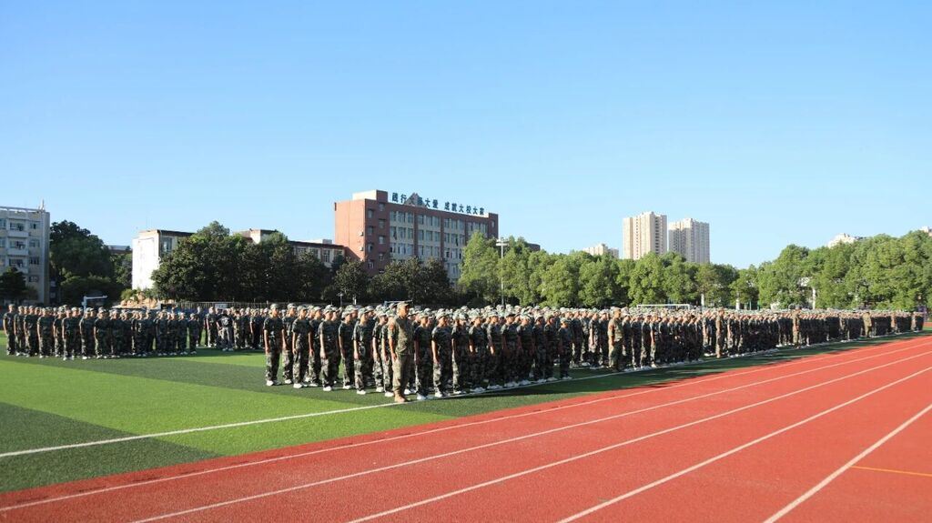 一身迷彩赴新程 铸魂强志担使命 龙市中学举行高2028届新生国防教育暨军事技能训练开营仪式