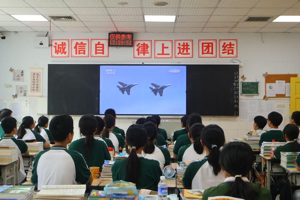 合川区中小学生同上《国防公开课》 爱国强音激荡校园