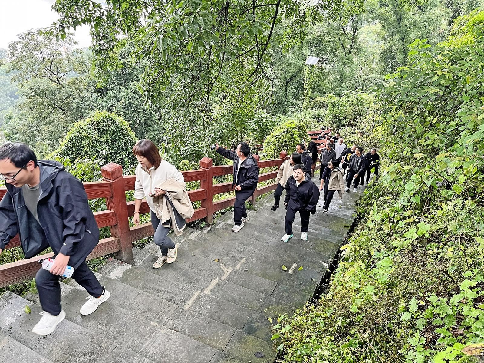 登白塔坪崖 用镜头记录嘉陵江“最美江湾” 区融媒体中心开展庆祝第26个中国记者节登山摄影活动