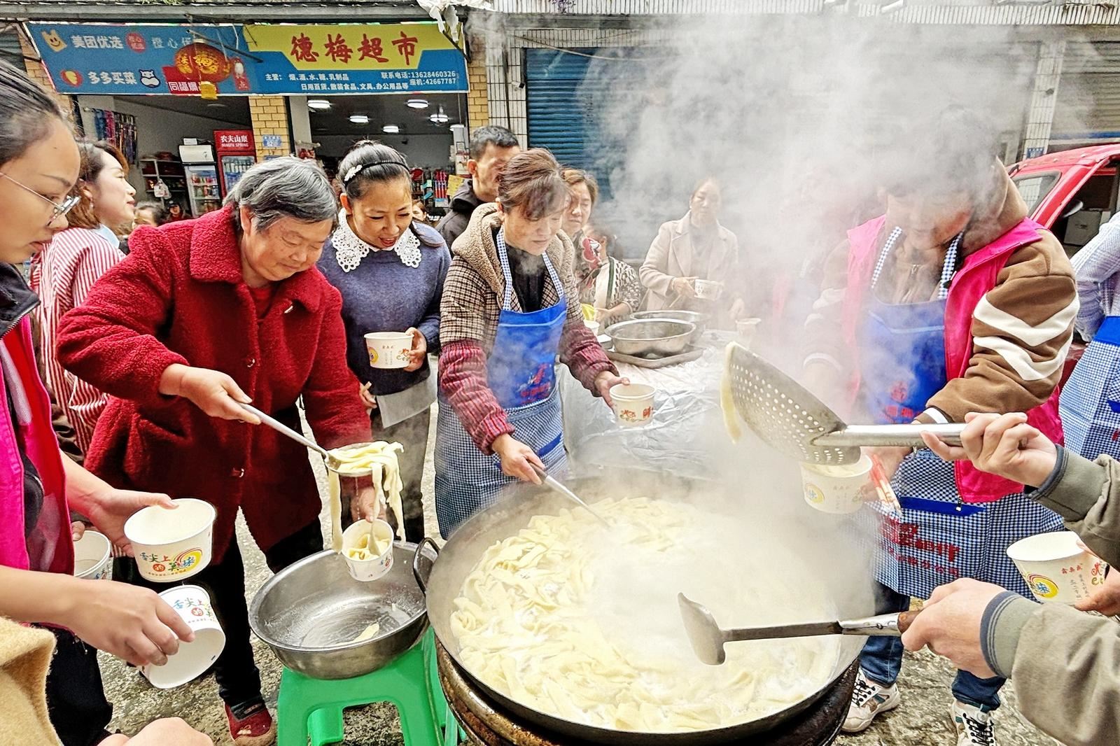 隆兴镇 合举办乡村美食敬老活动 