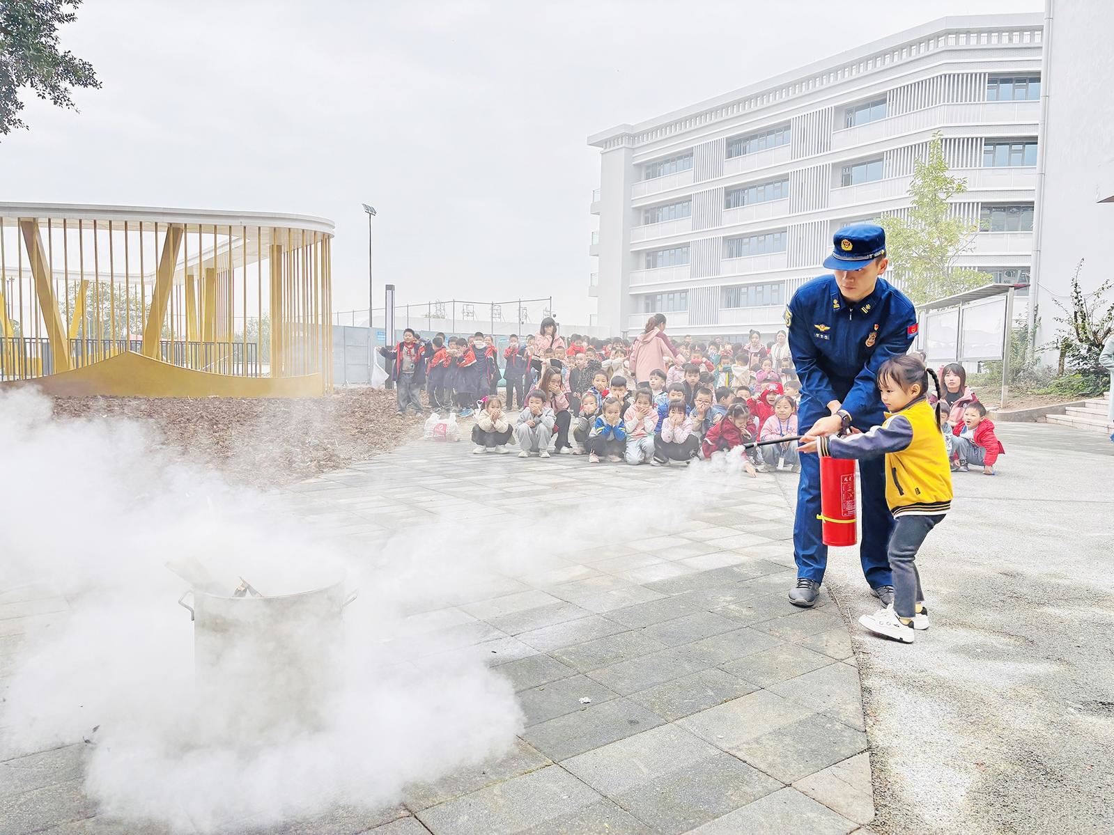 开展消防应急演练 提升师生消防安全与应急自救能力