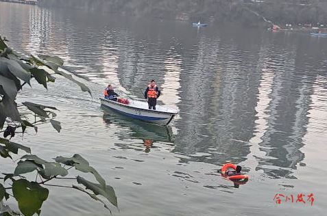 涪江上的生命托举！合川大叔跳江勇救落水者