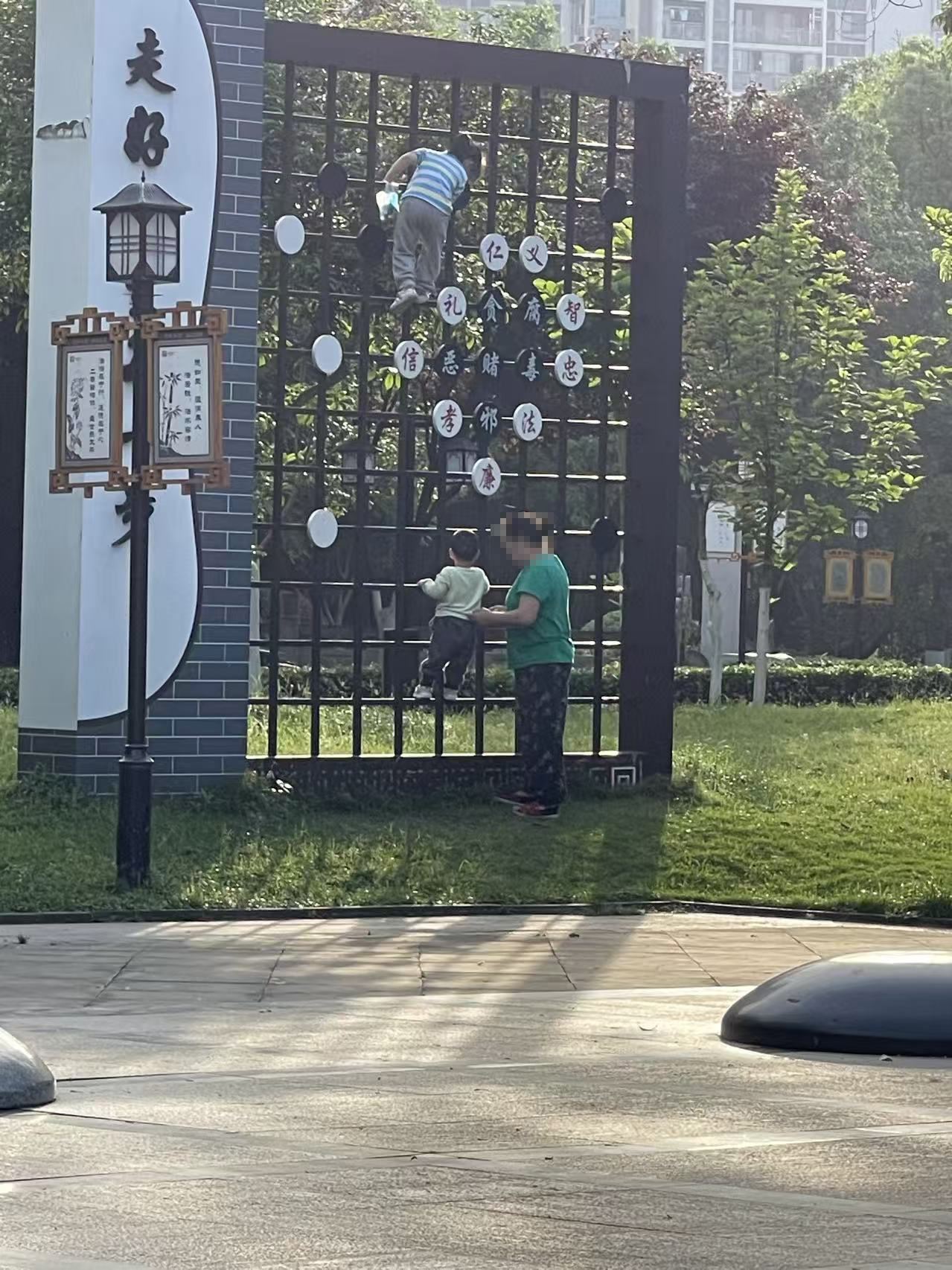 曝光台|攀爬教育展示架 危险!