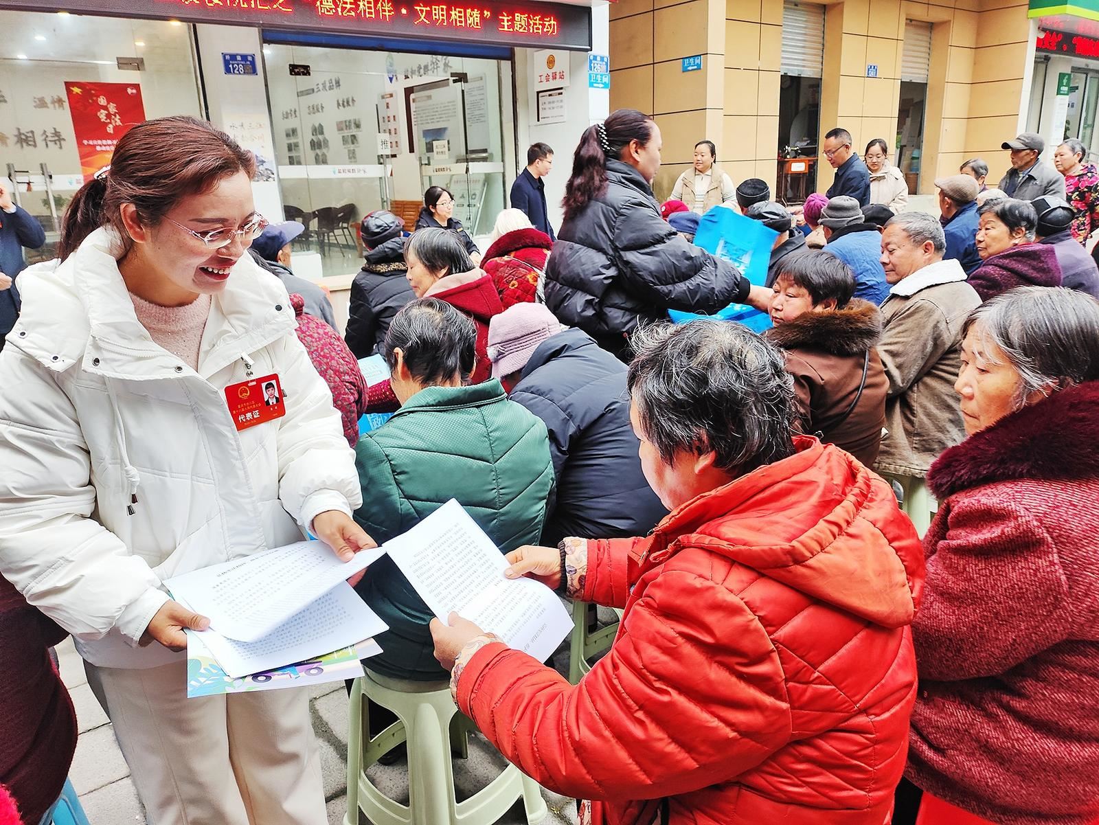 我区部分镇街举行国家宪法日宣传活动