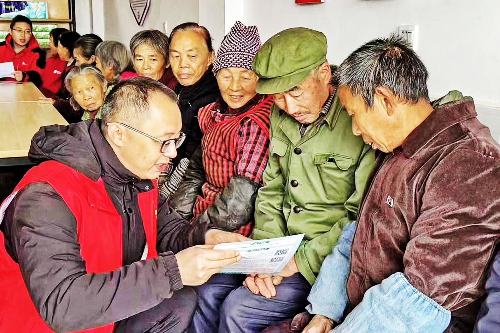 燕窝镇 开展医保政策宣传活动