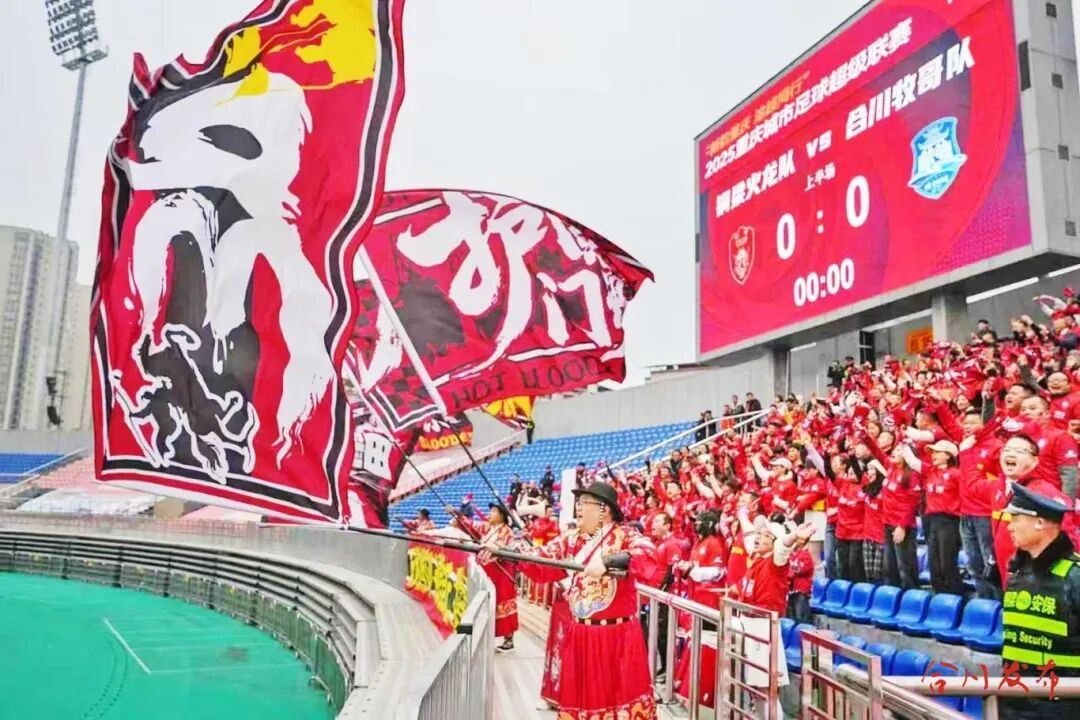 因足球结缘，他们从素不相识到并肩作战