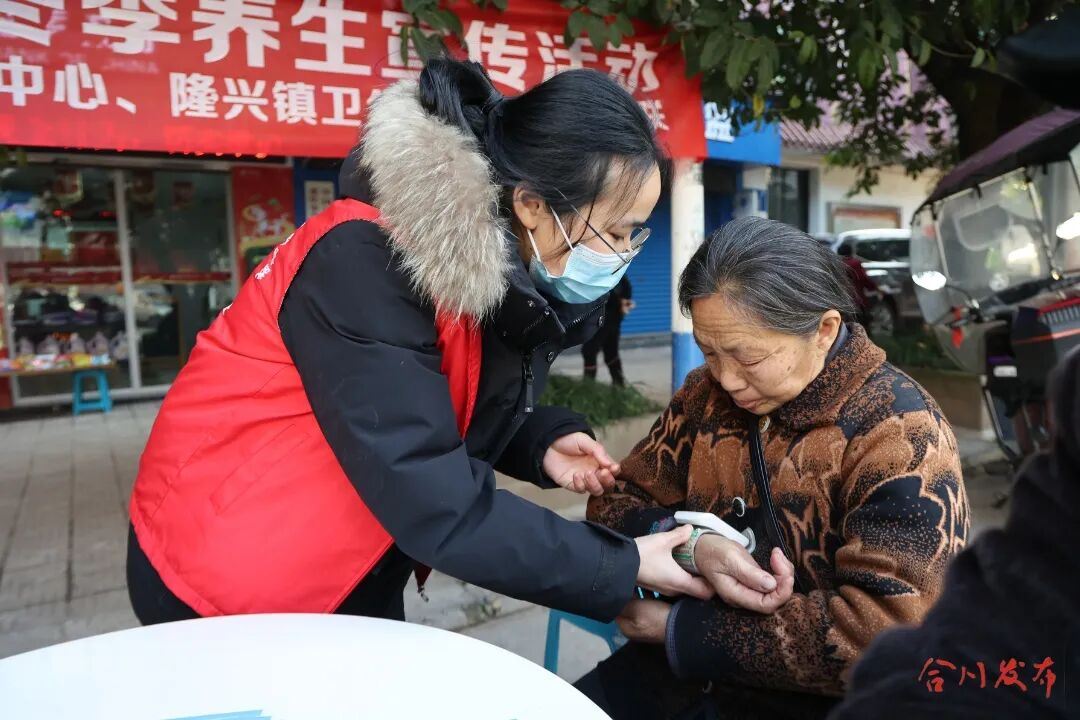赶集顺道量个血压！合川隆兴镇集市设点送健康