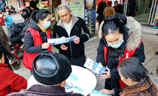 赶集顺道量个血压！合川隆兴镇集市设点送健康